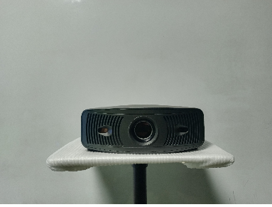 Tamamen kapalı otomatik odak 4K sinema sınıfı projektör. Aile, açık hava, yatakhane, özel lüks video salonu ilk seçimdir.